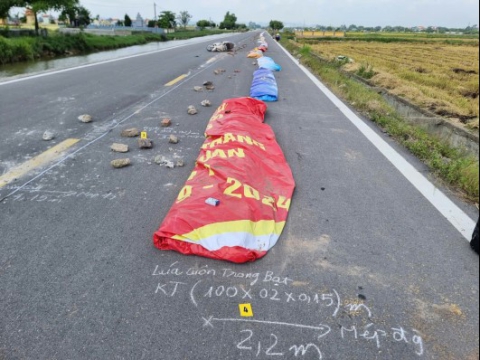 Chặn đường phơi thóc khiến người đi xe máy tử vong, một phụ nữ bị khởi tố