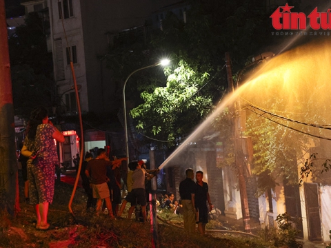 Hỏa hoạn thiêu rụi ngôi nhà 4 tầng trên đường đê Nguyễn Khoái lúc nửa đêm